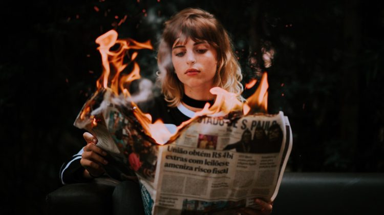 Žena a správy.